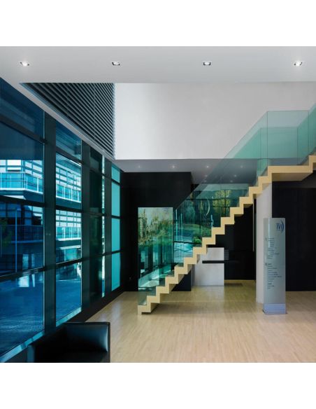 Spot LED encastré Arkoslight Twist dans un hall de bureau | leonleds