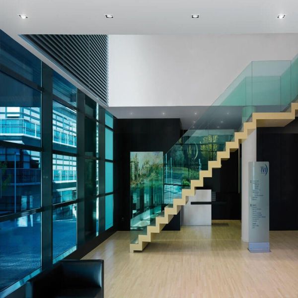 Foco LED empotrable Twist de Arkoslight en hall de oficinas | Leonleds