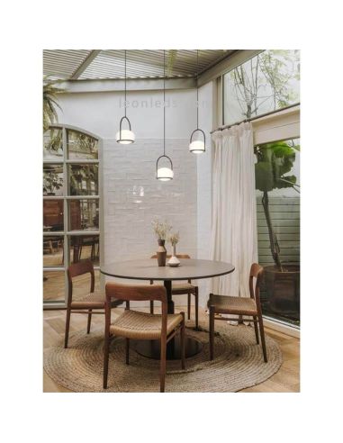 Lámpara colgante de metal con esfera moldeada blanca Coco E14 | LeónLeds Iluminación | Lámpara dorada terraza