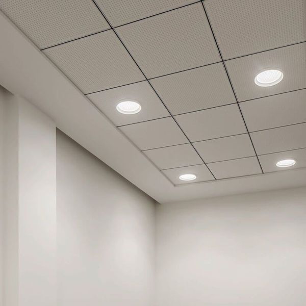 Downlight Stram Prismatic 15,5W en techo Arkoslight | LeonLeds