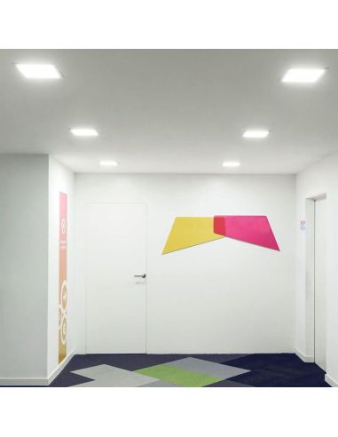 Downlight LED Madison by Arkoslight instalado no tecto de um corredor | LeonLeds
