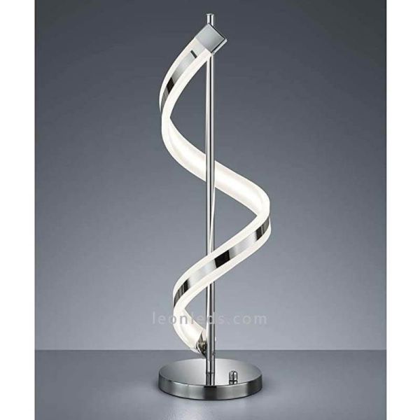 Lampe de table LED au design moderne en chrome, une photo d'ambiance | Éclairage LeonLeds