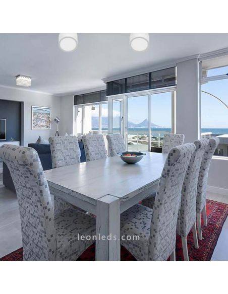 Luminária de teto LED superfície redonda na cor branca série Saona, foto da marca do ambiente Mantra Iluminación | Leon Iluminaç