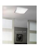 Plafón LED de techo cuadrado de color blanco y metal foto de ambiente | LeonLeds Iluminación