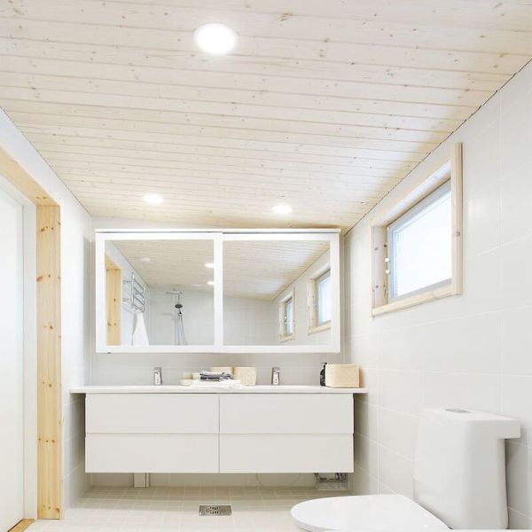3 downlights LED Mix de Arkoslight en un baño | LeónLeds