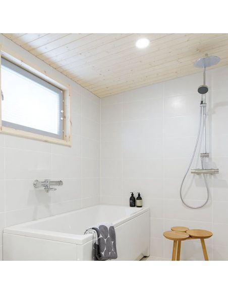 Downlight LED Mix de Arkoslight en el techo de un baño con bañera | LeónLeds