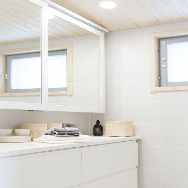 Downlight LED Arkoslight Mix sur un miroir de salle de bain | LeonLeds