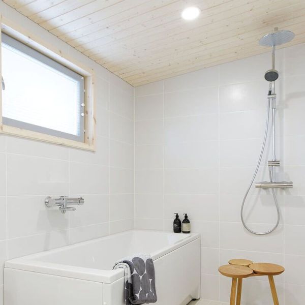 Downlight LED Mix d'Arkoslight au plafond d'une salle de bain avec baignoire | LeonLeds