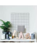 Lámpara de mesa color gris y madera serie GING foto de ambiente marca TrioLighting | LeonLeds.com