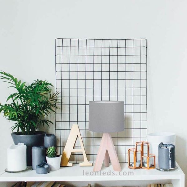 Lámpara de mesa color gris y madera serie GING foto de ambiente marca TrioLighting | LeonLeds.com