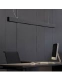 Lámpara de techo Black Foster 1200 de Arkoslight sobre un escritorio | LeónLeds.com