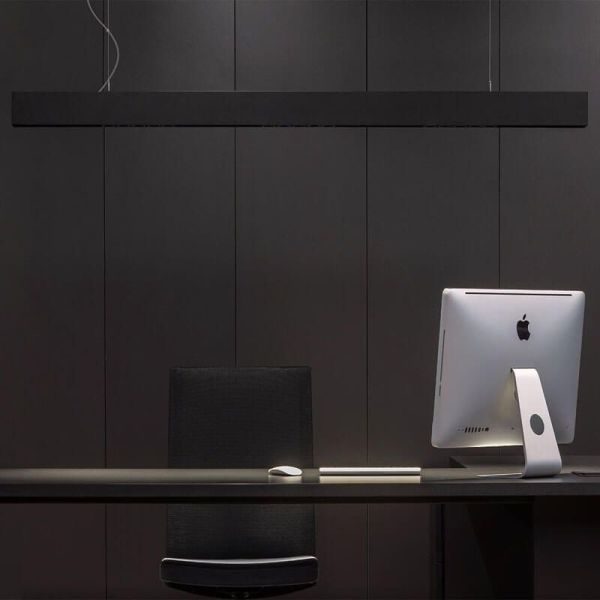 Lámpara de techo Black Foster 1200 de Arkoslight en un despacho | LeónLeds.com