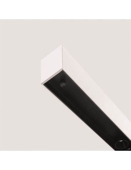 Primer plano de la lámpara de techo blanca Black Foster 1200 de Arkoslight | LeónLeds.com