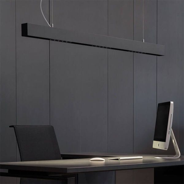 Plafonnier Arkoslight Foster 1200 noir sur un bureau | LeonLeds.com