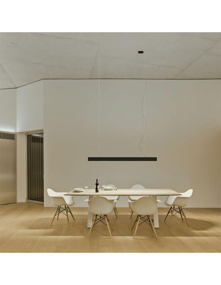 Lámpara de techo Black Foster 1200 de Arkoslight en un comedor | LeónLeds.com