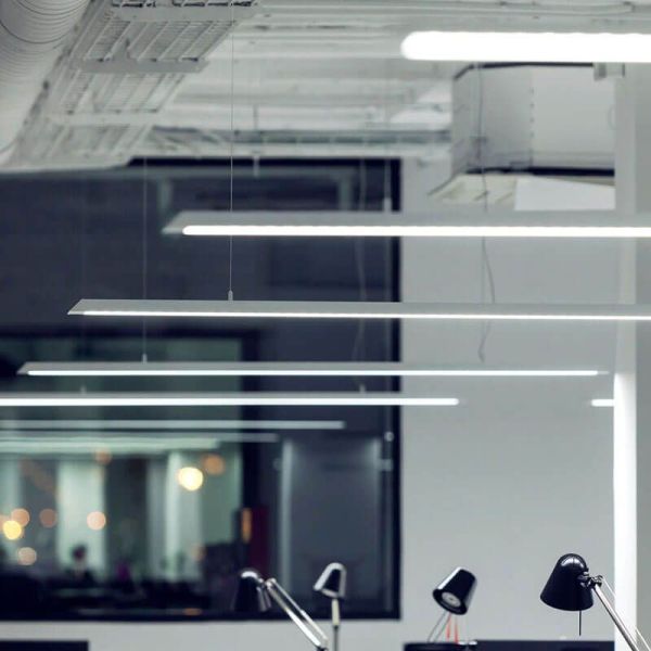 Varias lámparas de techo blancas Slimgot de Arkoslight en oficina | LeónLeds.com