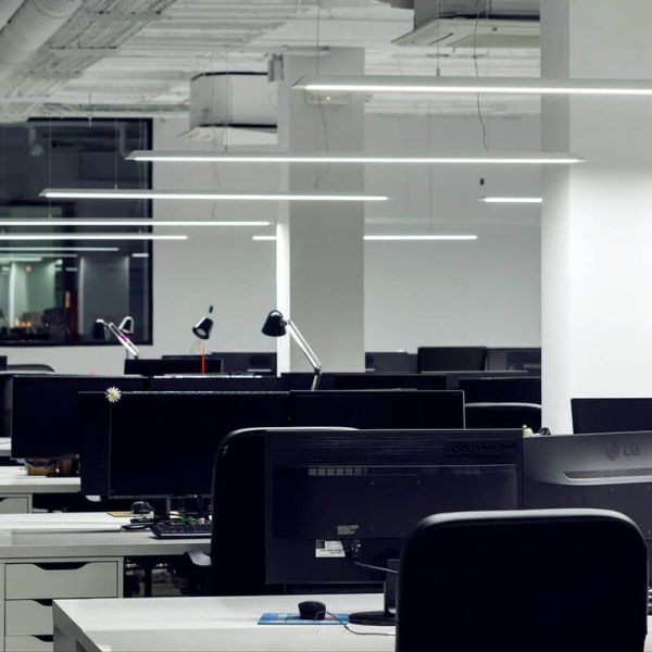 Varias lámparas de techo blancas Slimgot de Arkoslight en lugar de trabajo | LeónLeds.com