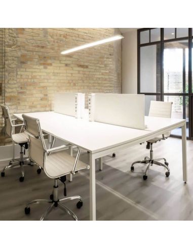 Lámpara de techo blanca Slimgot de Arkoslight encendida sobre una mesa de oficina | LeónLeds.com