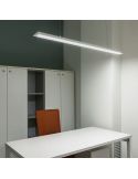 Lámpara de techo blanca Slimgot de Arkoslight encendida sobre un escritorio | LeónLeds.com
