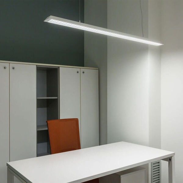Plafonnier blanc Arkoslight Slimgot allumé au-dessus du bureau | LeonLeds.com