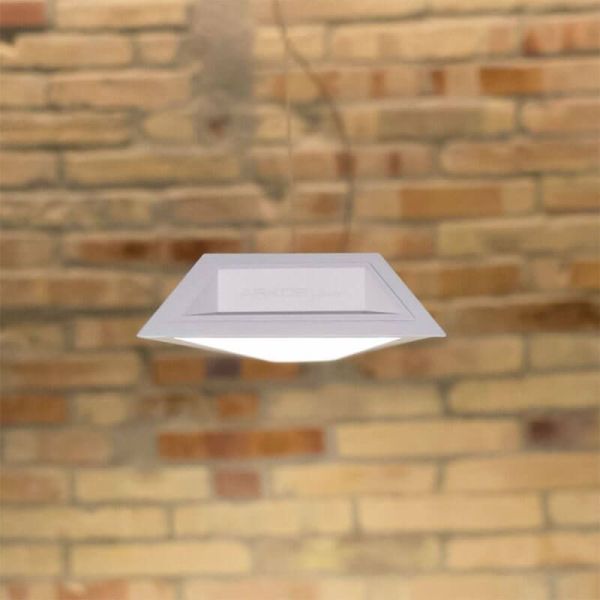 Lámpara de techo blanca Slimgot de Arkoslight sobre fondo de ladrillos | LeónLeds.com