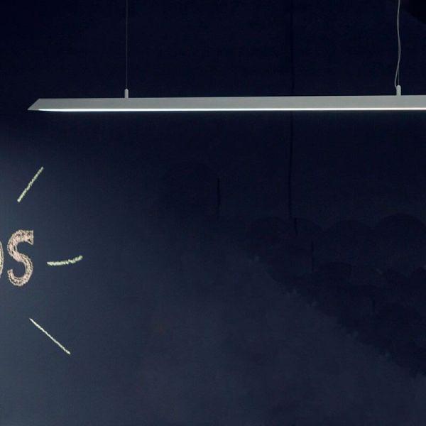 Arkoslight Slimgot plafonnier blanc sur fond bleu | LeonLeds.com