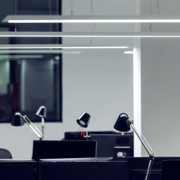 Várias luminárias de teto brancas Slimgot da Arkoslight seguidas | LeonLeds.com