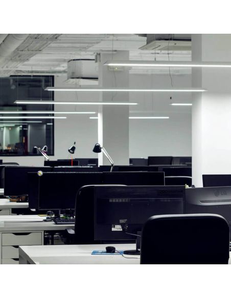 Várias luminárias de teto brancas Slimgot da Arkoslight no local de trabalho | LeonLeds.com