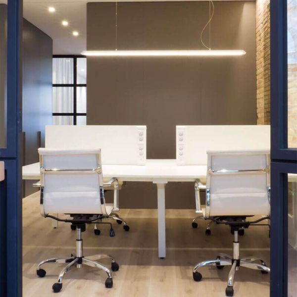 Lámparas de techo blanca Slimgot de Arkoslight en oficina | LeónLeds.com