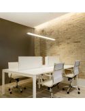 Lámpara de techo blanca Slimgot de Arkoslight encendida sobre un espacio de trabajo | LeónLeds.com
