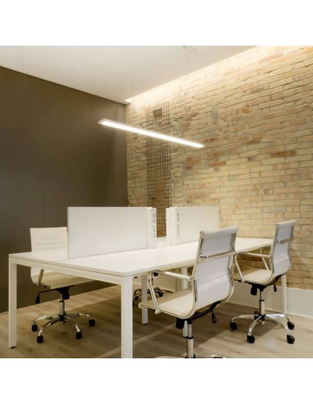 Arkoslight Slimgot Lâmpada de teto branca iluminada sobre um espaço de trabalho | LeonLeds.com