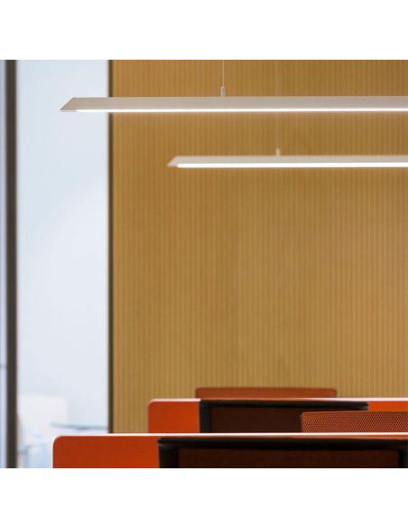 2 lámparas de techo blancas Slimgot de Arkoslight encendida sobre un espacio de trabajo | LeónLeds.com