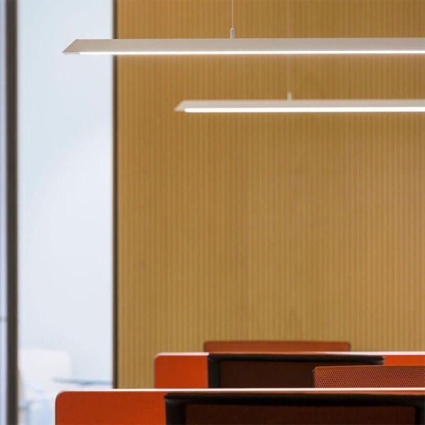 2 lámparas de techo blancas Slimgot de Arkoslight encendida sobre un espacio de trabajo | LeónLeds.com