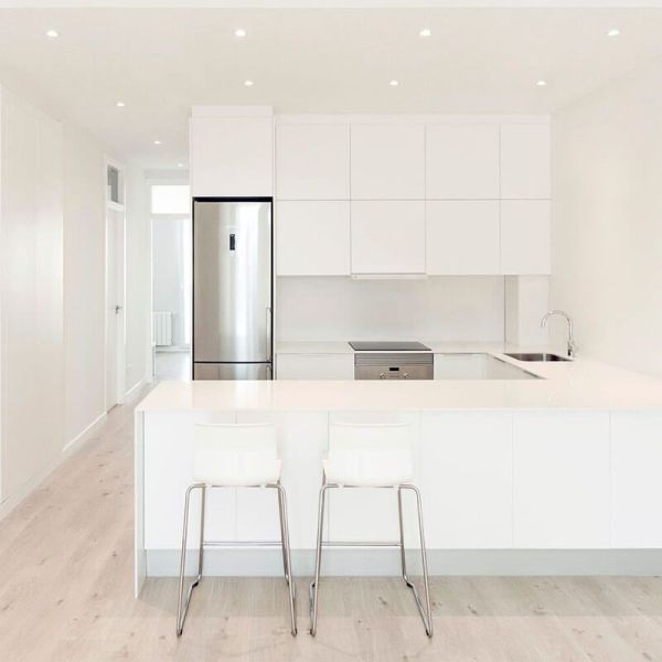 Candeeiro Lark-111 da Arkoslight numa cozinha| LeonLeds.com