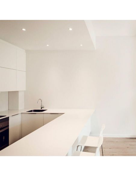 Plusieurs lampes Lark-111 d'Arkoslight allumées dans une cuisine | LeonLeds.com