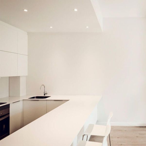 Plusieurs lampes Lark-111 d'Arkoslight allumées dans une cuisine | LeonLeds.com