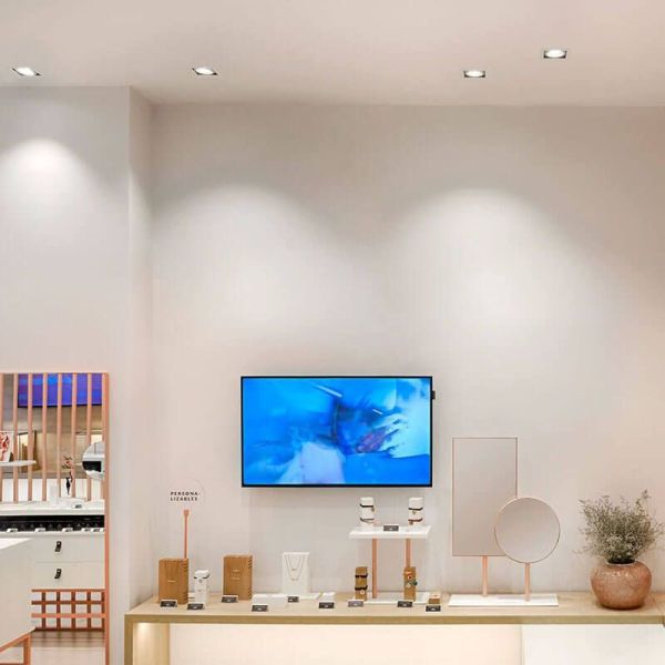 Plusieurs spots Arkoslight Orbital Mini encastrés dans le plafond intérieur | LeonLeds.com