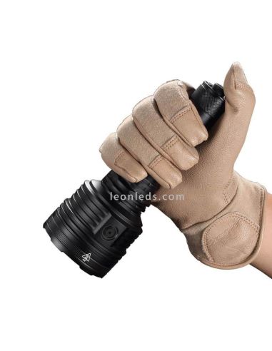 Lampe torche LED P30i avec une longue...