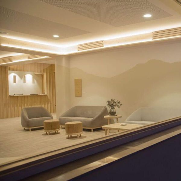 Vários downlights Lex LED em uma sala de estar por Arkoslight | LeonLeds.com
