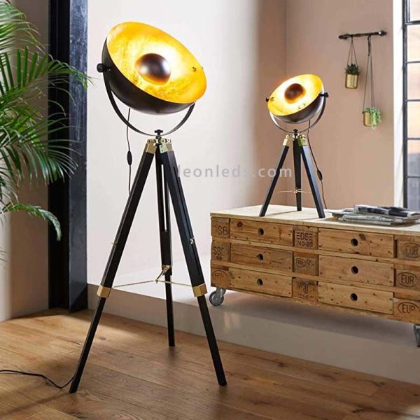 Lámpara de pie industrial Covaleda negra y dorada ambiente