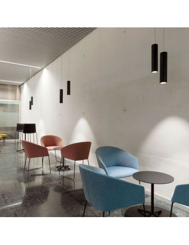 Luminária suspensa Arkoslight Scope 21 iluminando mesas em uma cafeteria | leonleds
