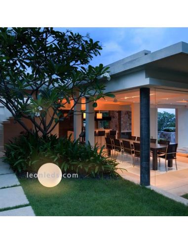 Bola suspensa branca para terraço...