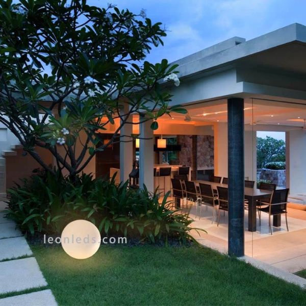 Bola suspensa branca para terraço...