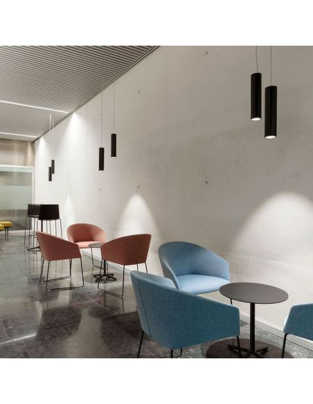 Lámpara colgante Scope 35 negra y dorada de Arkoslight iluminación de una cafetería | Leonleds