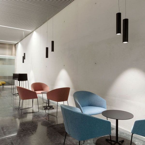 Lámpara colgante Scope 35 negra y dorada de Arkoslight iluminación de una cafetería | Leonleds
