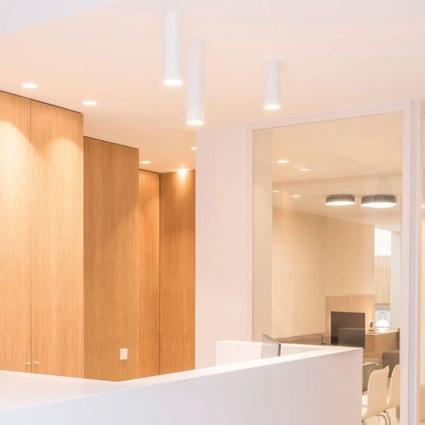 Foto de ambiente del plafón LED blanco Scope 21 Surface de Arkoslight | Leonleds