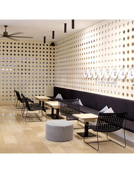 Plafón LED Scope 21 Surface de Arkoslight sobre mesas de un restaurante | Leonleds