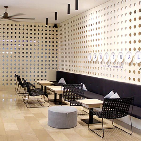 Plafón LED Scope 27 Surface de Arkoslight iluminando mesas de una cafetería | Leonleds