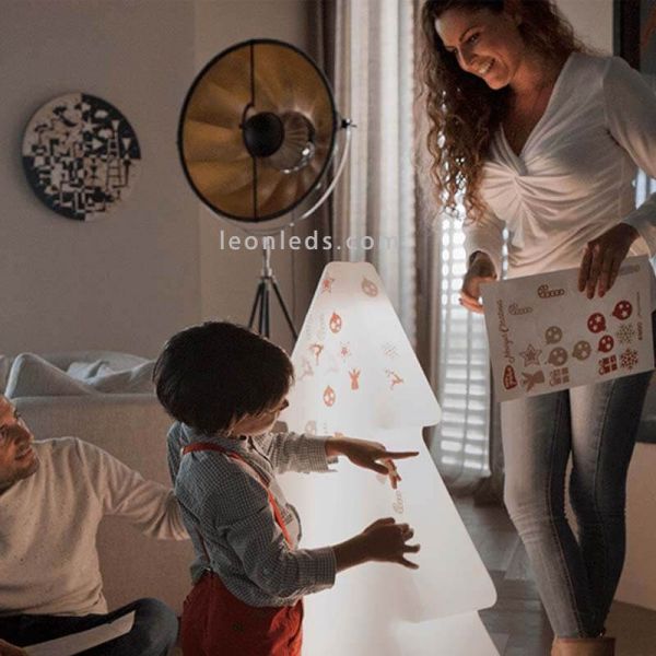 Árvore de Natal externa com adesivos de ambiente Pinus 100 brancos