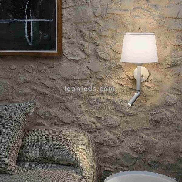 Aplique de pared de tela Savoy con brazo lector blanco ambiente